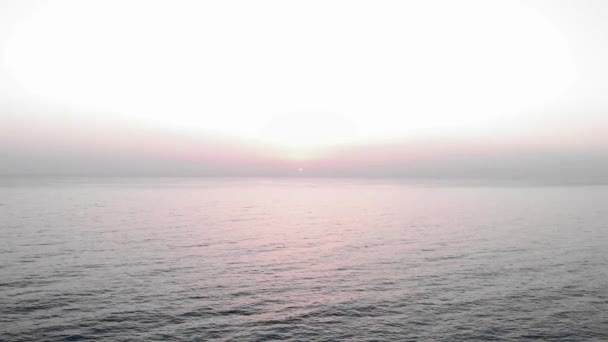 Ήλιος πάνω από θάλασσα. Εκπληκτικό κόκκινο ηλιοβασίλεμα στην παραλία. Ροζ κύματα χρωμάτων — Αρχείο Βίντεο
