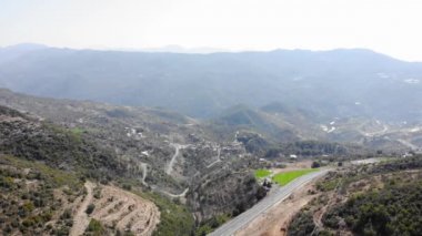 Dağ manzarasında tek bir boş otoyol var. Dağ kuş bakışı geçer.