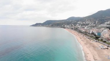 Covid-19 Coronavirus salgını sırasında turizm sezonunda boş plaj