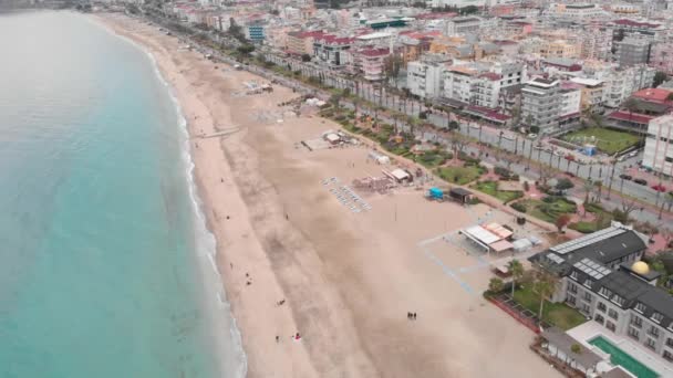 Άδεια παραλία στο τουριστικό θέρετρο κατά τη διάρκεια covid-19 coronavirus πανδημία — Αρχείο Βίντεο
