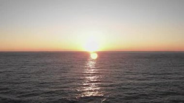 Yazın gün batımı. Pembe deniz üzerinde gün batımı. İnanılmaz tropikal deniz manzarası