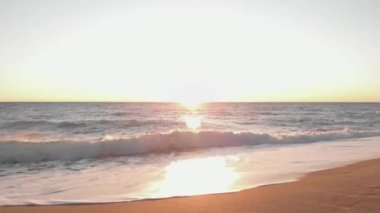 Güneş deniz dalgalarına dokunur, güzel günbatımı. Güneş ışığı okyanus su yüzeyine yansıyor
