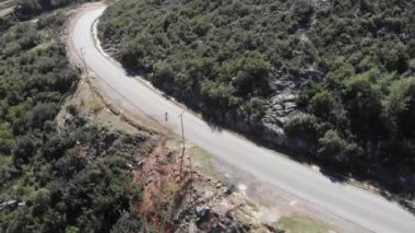 Bisikletçi yazın dağ geçidine tırmanıyor. Sporcu İskoçya 'da bisiklet sürüyor.