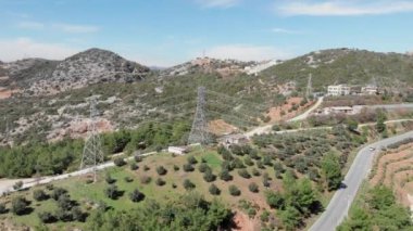 Dağlardaki yüksek voltajlı elektrik kulesi. Yüksek voltaj güç hatları