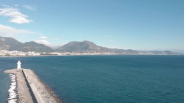 Mavi turkuaz suyu olan deniz. Mavi gölde deniz feneri olan Marina.
