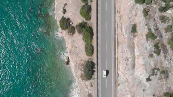 Autoroute longeant le littoral. Voitures circulant sur l'autoroute le long du littoral — Video