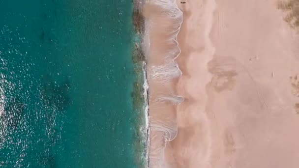 Les vagues se brisent sur la plage de sable blanc. Vagues de mer sur une belle plage tropicale — Video