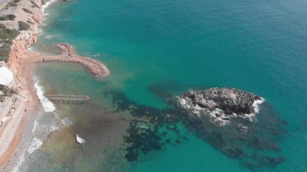 바위 절벽과 파도가 바위에 부딪히는 아름다운 조경. 위에서 솟아오르는 바다 의물 — 비디오