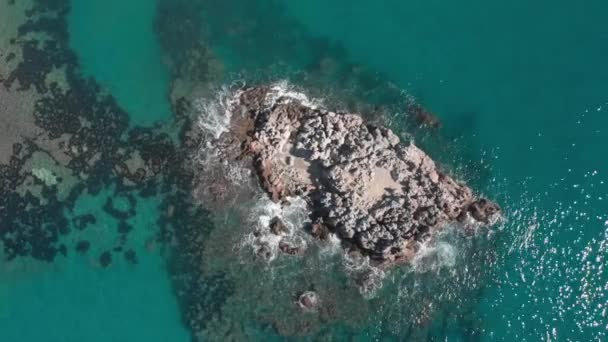 Vol de drone au-dessus de l'océan bleu avec d'énormes formations de pierre sur la côte maritime. Paysage marin — Video