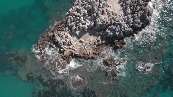 Hullámok törnek a sziklákon a kék óceánban, fröcskölve és fehér habot hozva létre. Gyönyörű tengeri hullámok — Stock videók