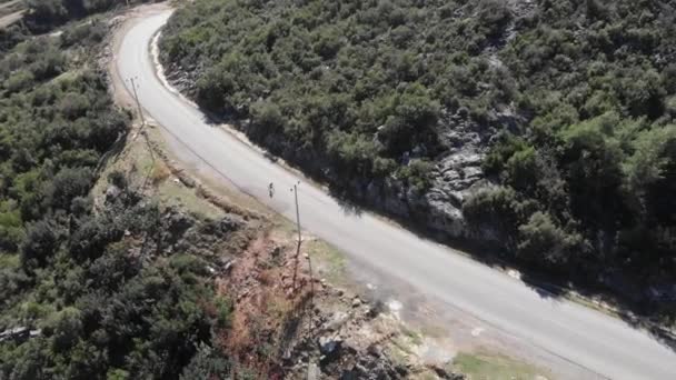 Ciclista está subindo no passo de montanha no verão. Atleta está andando de bicicleta em terras altas — Vídeo de Stock