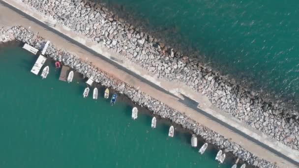 Barche a vela da pesca bianche attraccate nel porto turistico a Blue Bay vicino al vecchio faro. Barche ormeggiate in porto — Video Stock