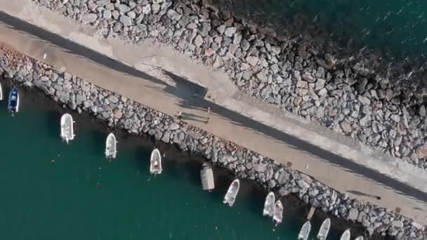 Yachter och båtar förtöjda nära kusten i blå lagun. Marina med dockade fiskebåtar — Stockvideo