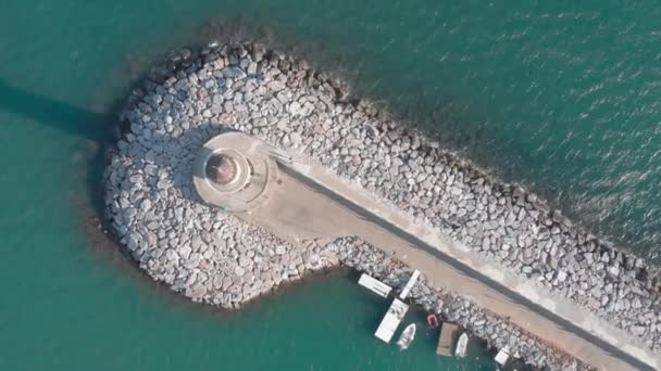 Barche da pesca ormeggiate vicino al vecchio faro bianco in laguna blu nel porto — Video Stock