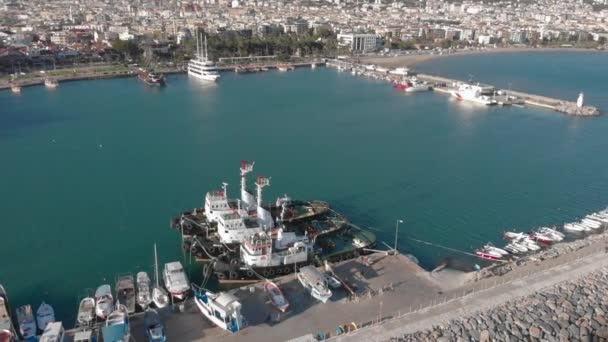 Barche da diporto attraccate e yacht al porto turistico in laguna blu. Baia con acqua turchese blu mare — Video Stock