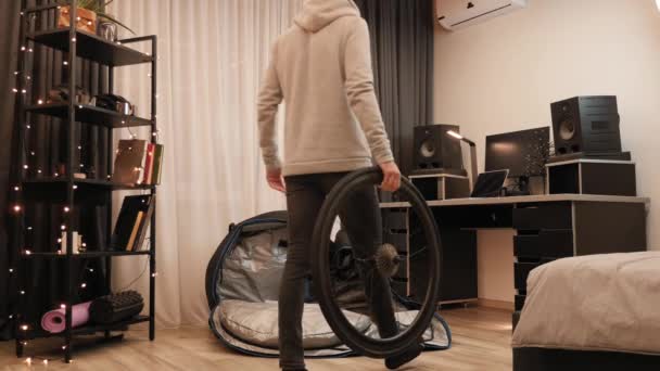 사람은 자전거를 운반하기 위해 도로 자전거에서 특별 가방으로 바퀴를 넣는다 — 비디오