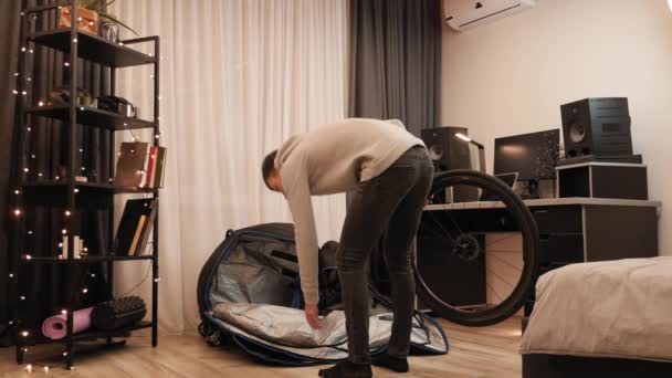 L'uomo mette la bicicletta in valigia da viaggio per il trasporto in aereo — Video Stock