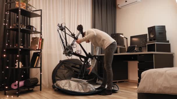 자전거타는 사람이 자전거를 자전거가 방에 넣고 비행기 여행을 준비하고 있다 — 비디오