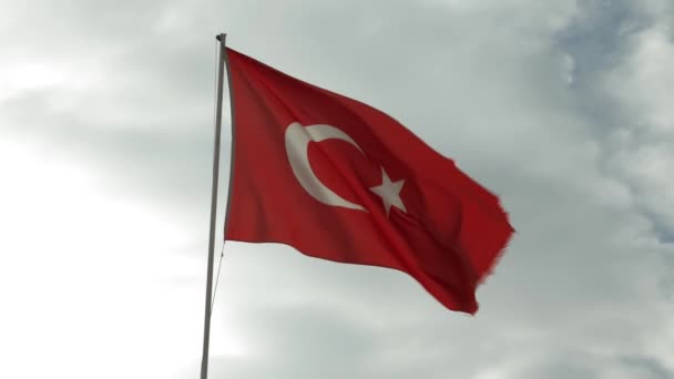 Turkiska flaggan rör sig för vinden mot blå molnig himmel. Turkiets statsflagga — Stockvideo