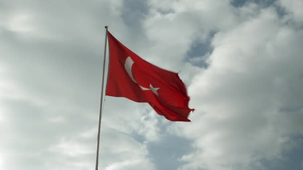 Bandeira da Turquia acenando no vento contra o céu nublado. Bandeira nacional da Turquia flutters no vento — Vídeo de Stock