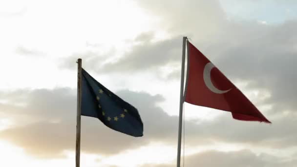 Turkiets och Europeiska unionens flagga mot grå molnhimmel. Ländernas union — Stockvideo