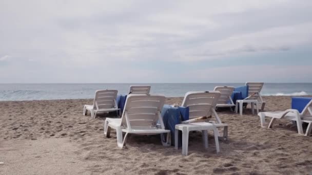 Üres, izolált szoláriumok a strandon a coronavirus covid-19 járvány vírus idején — Stock videók