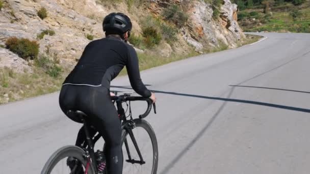 Sportovkyně jezdí na kole. Profesionální silniční cyklista jezdí na kole — Stock video