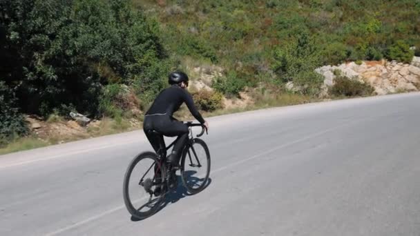 Kobieta wspina się na rowerze po górach. Rowerzysta jeździ na rowerze na świeżym powietrzu — Wideo stockowe