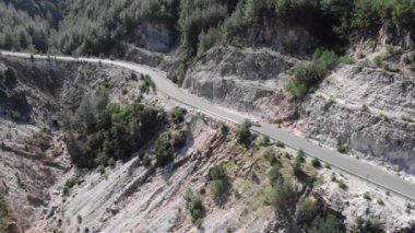 Araba dağ geçidinde boş bir yolda gidiyor. Dağlarda tek araba yolu