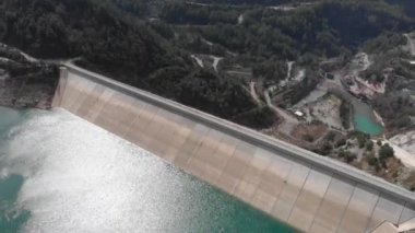 Su barajı çevresindeki dağ uçurumlarının arasında göl. Gök mavisi göllü yeşil kanyon manzarası