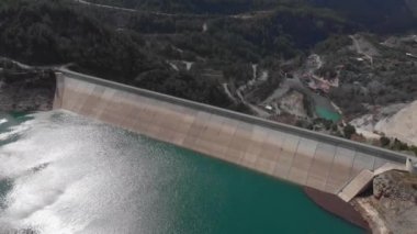 Hidroelektrik baraj. Baraj duvarı ve dağları olan boş su deposunun havadan görünüşü