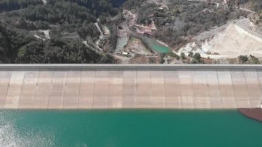 Su barajındaki hidroelektrik santrali. Dağlardaki su deposu. Yenilenebilir enerji