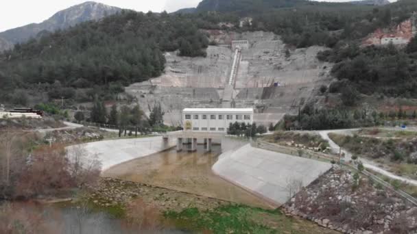 パイプ付き水力発電所は山に囲まれた発電所を供給しています — ストック動画