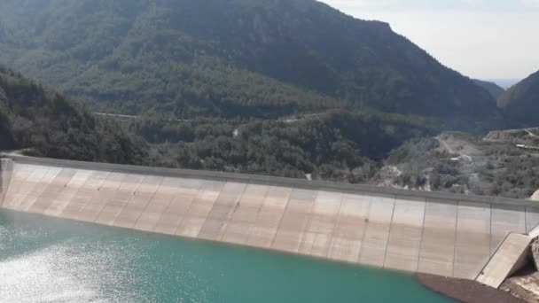 Nehirdeki su barajı. Hidroelektrik barajı. Su barajı ve baraj gölü. Hidroelektrik santrali — Stok video