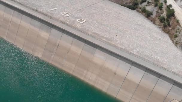 Diga idroelettrica. Idroelettricità generata dalla diga dell'acqua e dal lago serbatoio — Video Stock