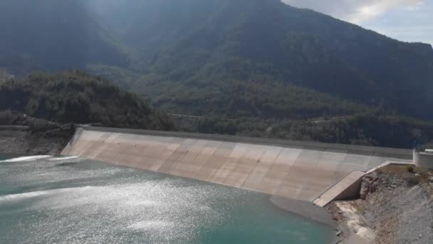 Diga di montagna. Serbatoio d'acqua in montagna. Centrale idroelettrica. Energia rinnovabile — Video Stock