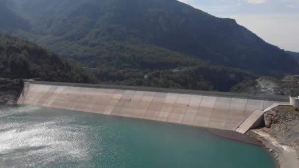 Barragem de água cercada por montanhas. Desenvolvimento sustentável. Barragem hidroeléctrica — Vídeo de Stock