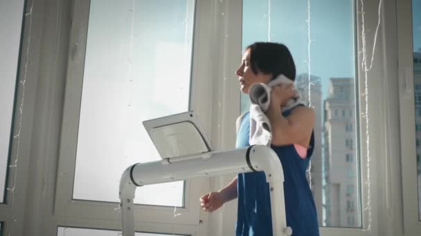 Ćwiczenia fitness. Zdolna kobieta ćwiczy i biega na bieżni w domu — Wideo stockowe