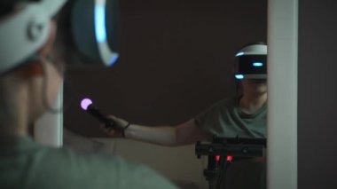 Kadın video gözlüklerle oyun oynuyor. Gelecek şu andır. Yeni teknoloji. VR, fütüristik kavram
