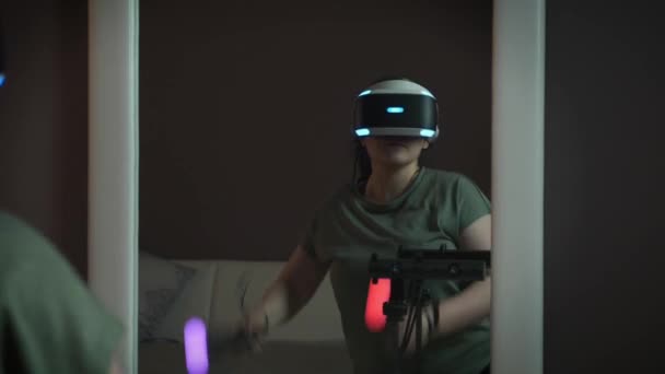 Réalité augmentée. Jeune fille portant un casque de réalité virtuelle. Nouvelles technologies — Video