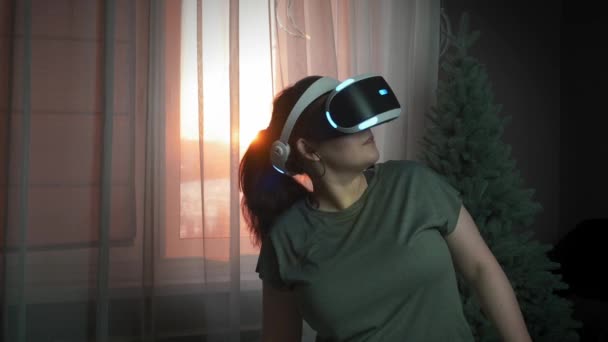 Atractiva mujer alegre está usando auriculares de realidad virtual. Realidad aumentada — Vídeos de Stock