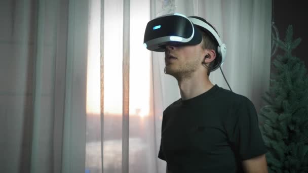Jovem animado homem vestindo óculos VR, olhando ao redor, aprendendo realidade aumentada — Vídeo de Stock