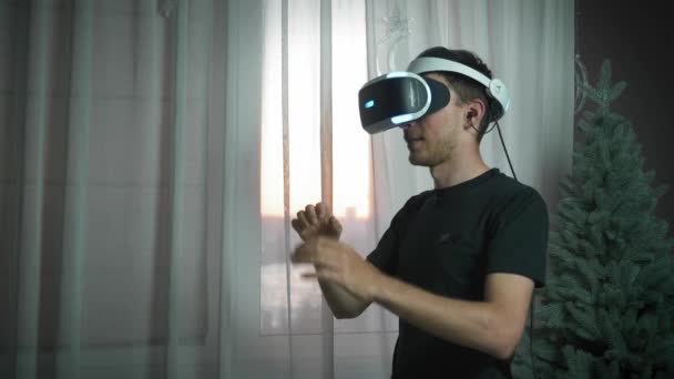 Jovem alegre homem animado está vestindo fone de ouvido realidade virtual. Realidade aumentada — Vídeo de Stock