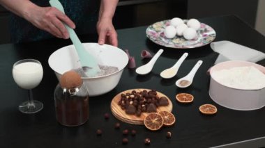 Kadın evde tatlı kek hazırlıyor. Pasta şefi pasta hazırlıyor. Ev yapımı turta.