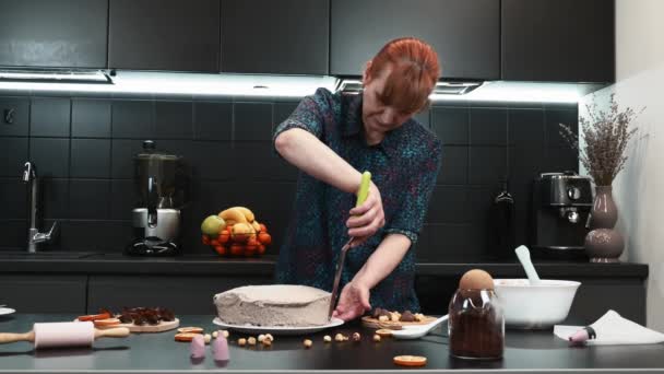 Házi készítésű piskótatortát készítő nő. Női főzés csokoládé édes torta — Stock videók