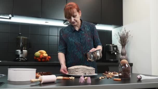 Baker derramando chocolate derretido em biscoito. Mulher que flui chocolate quente no bolo — Vídeo de Stock