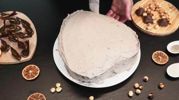 Kvinna gör grädde chokladtårta, närbild. Bakverk kock matlagning hemlagad tårta — Stockvideo