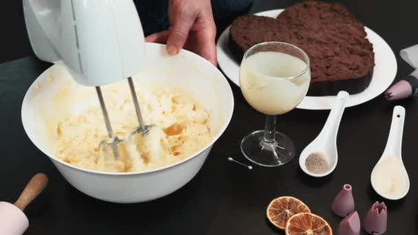 Närbild av elektrisk hand mixer piskar smör med mjölk för tårta grädde — Stockvideo