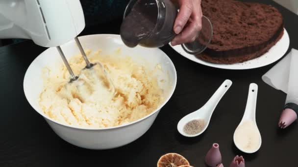 Vrouw is het maken van chocolade room, het toevoegen van warme chocolade om te bowlen met boter — Stockvideo