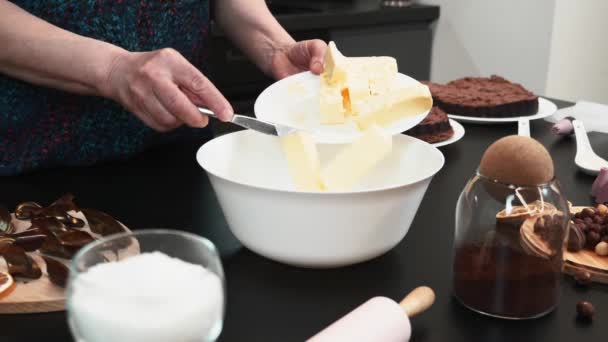 Kvinnan gör grädde till tårta. Bakverk kock matlagning hemlagad tårta — Stockvideo